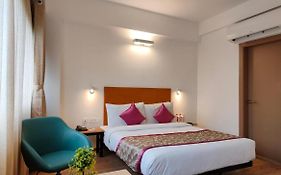 Hotel Solitaire Tower - Top Rated Area- In House Parking